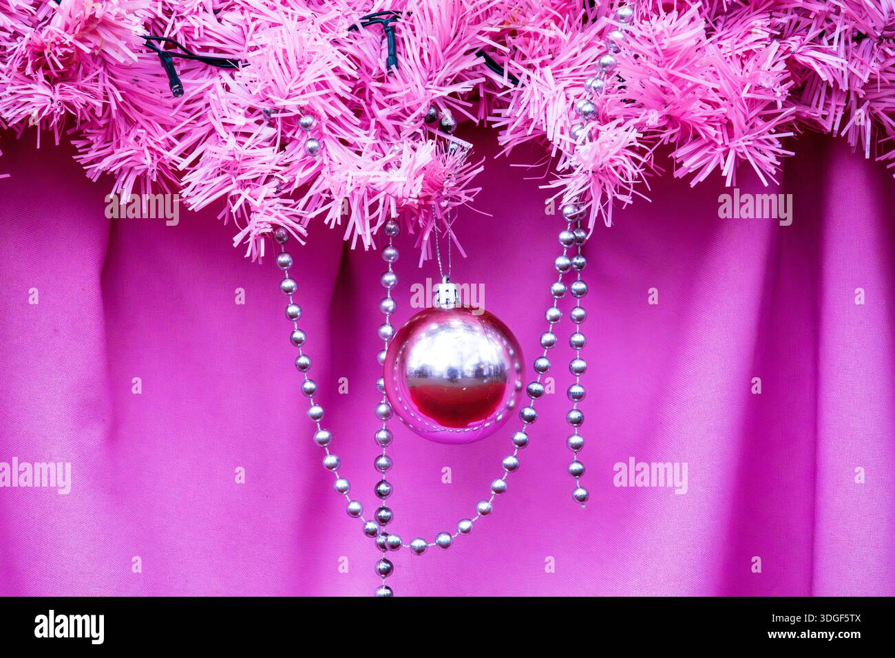 Décoration de Noël rose avec boule et guirlande Banque D'Images