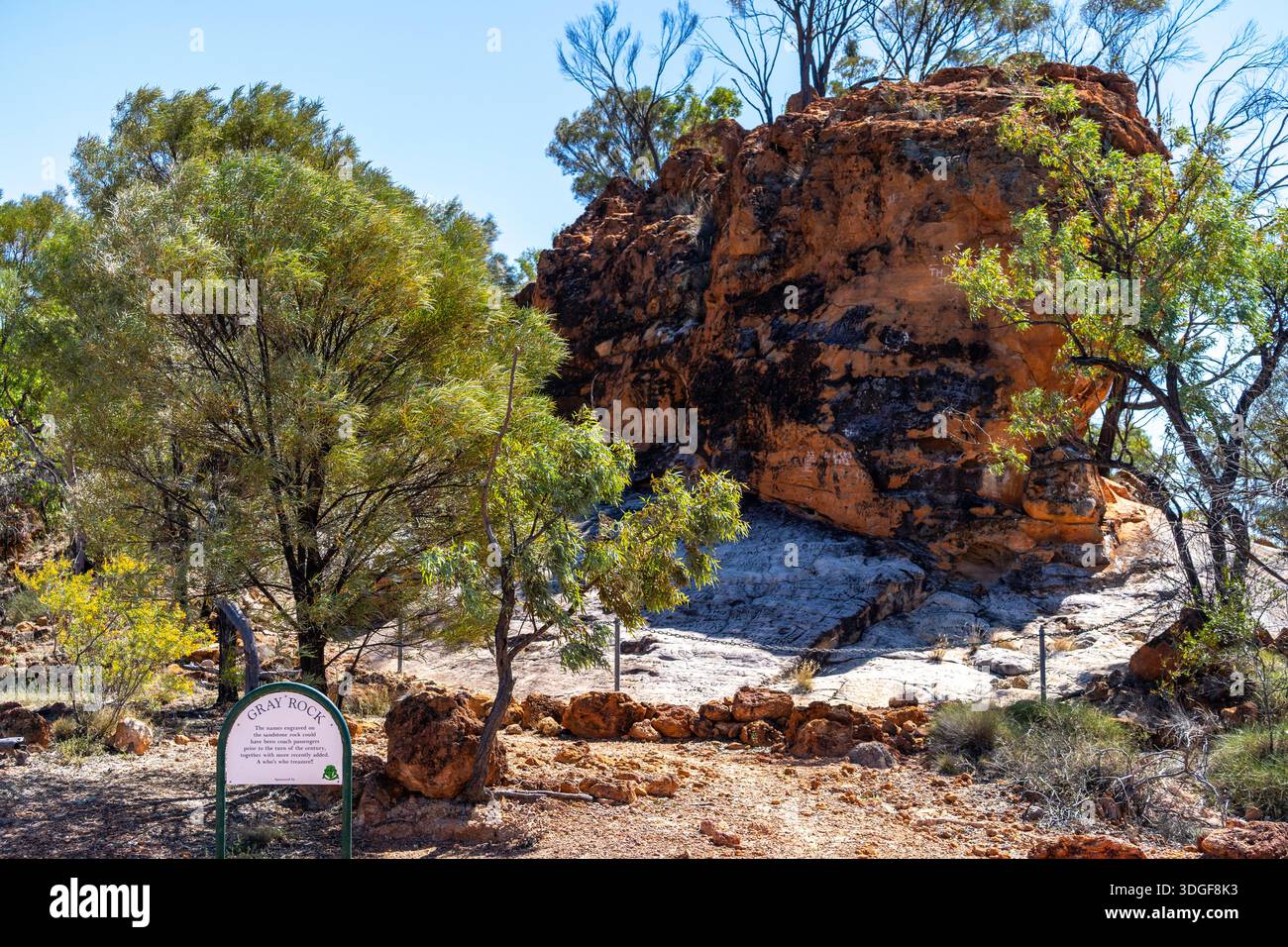 Noms sculptés dans le grès à Gray Rock, Lake Dunn sculpture Trail, Queensland, Australie Banque D'Images