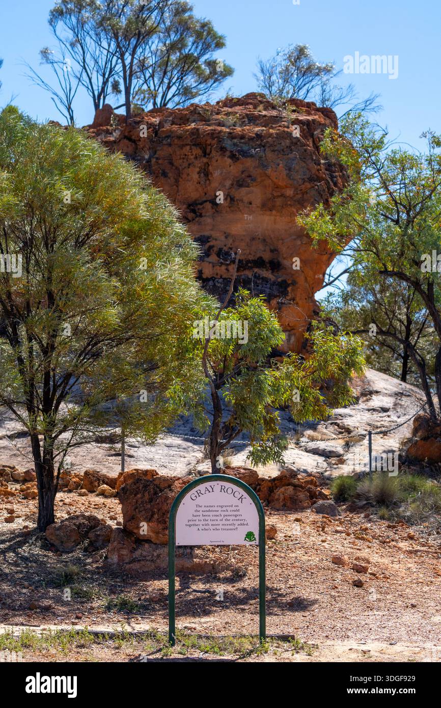 Noms sculptés dans le grès à Gray Rock, Lake Dunn sculpture Trail, Queensland, Australie Banque D'Images