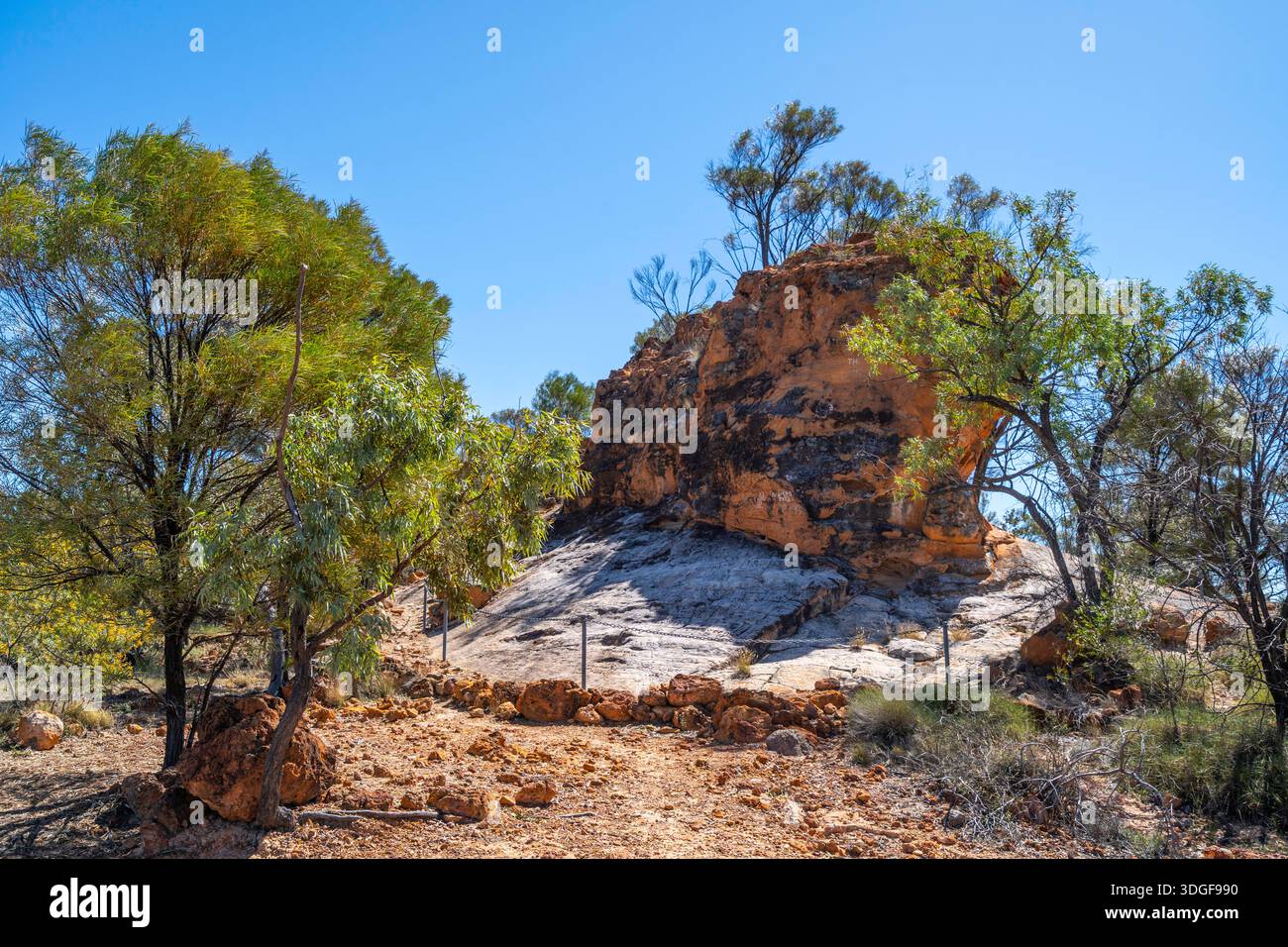 Noms sculptés dans le grès à Gray Rock, Lake Dunn sculpture Trail, Queensland, Australie Banque D'Images