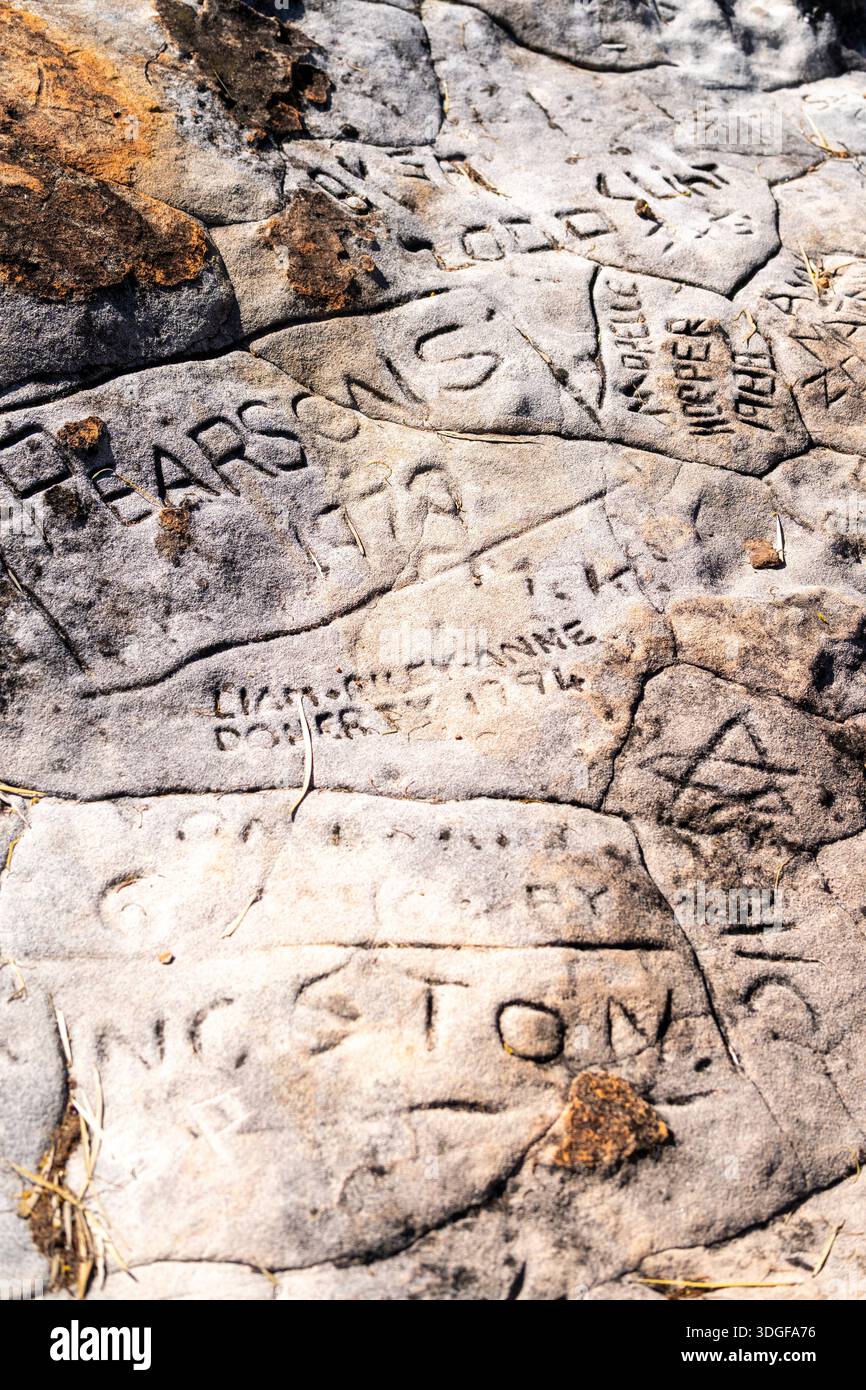 Noms sculptés dans le grès à Gray Rock, Lake Dunn sculpture Trail, Queensland, Australie Banque D'Images