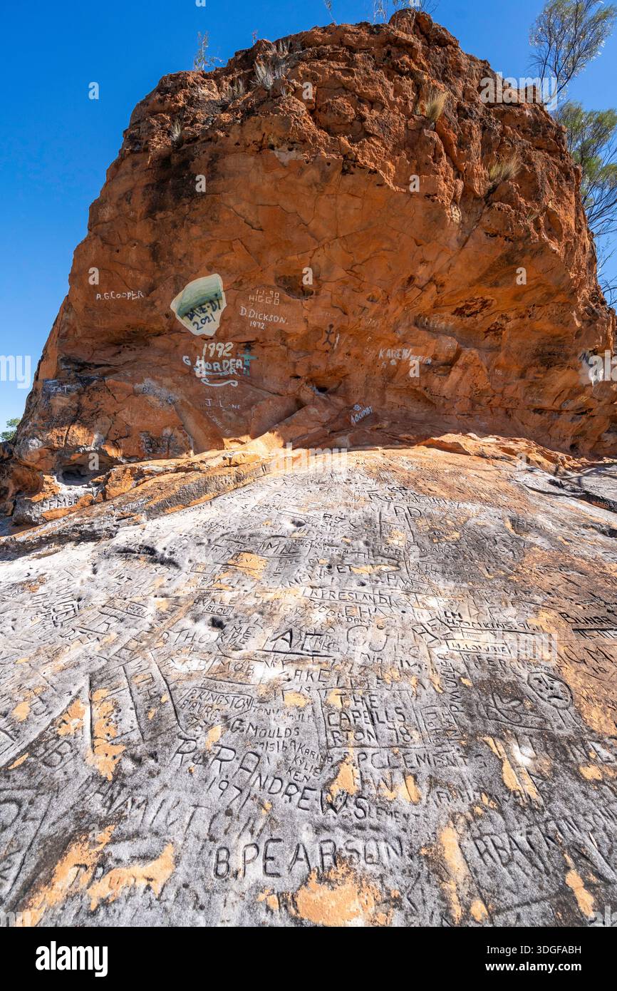 Noms sculptés dans le grès à Gray Rock, Lake Dunn sculpture Trail, Queensland, Australie Banque D'Images