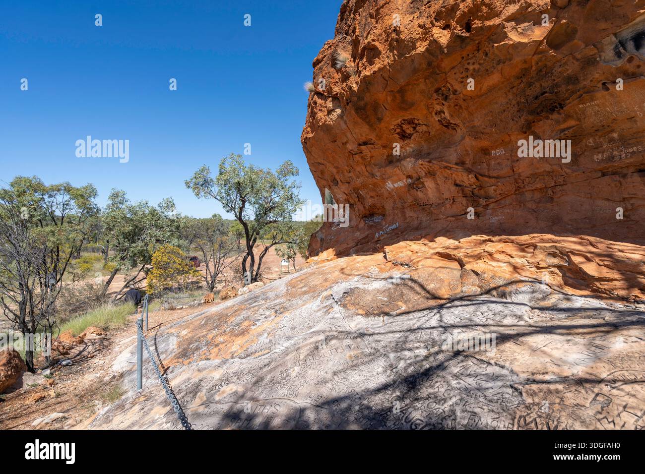 Noms sculptés dans le grès à Gray Rock, Lake Dunn sculpture Trail, Queensland, Australie Banque D'Images