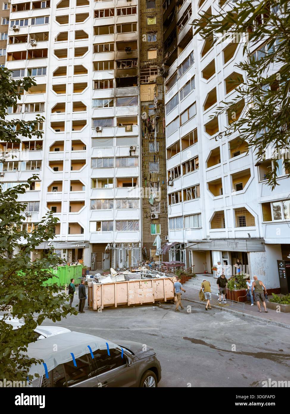 Kiev, Ukraine - 29 août 2025 : les résidents nettoient indépendamment leurs appartements détruits. Un jour avant un drone d'attaque russe par frapper une façade. Les débris sont de - Image de stock capturée avec un smartphone