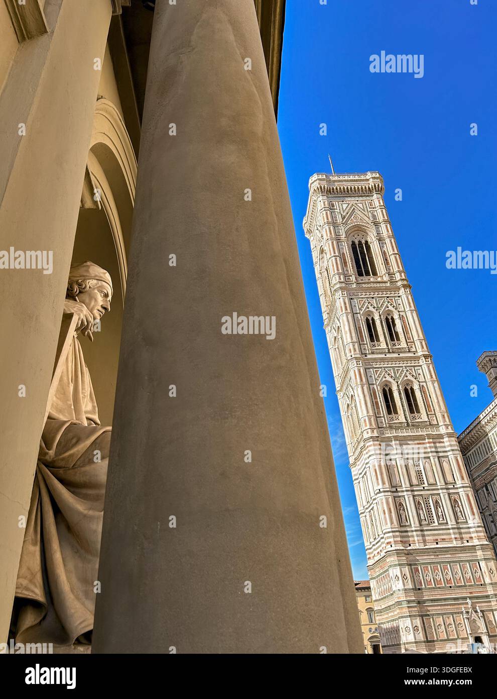 Tour de Giotto Bell à Florence avec une statue au premier plan Banque D'Images