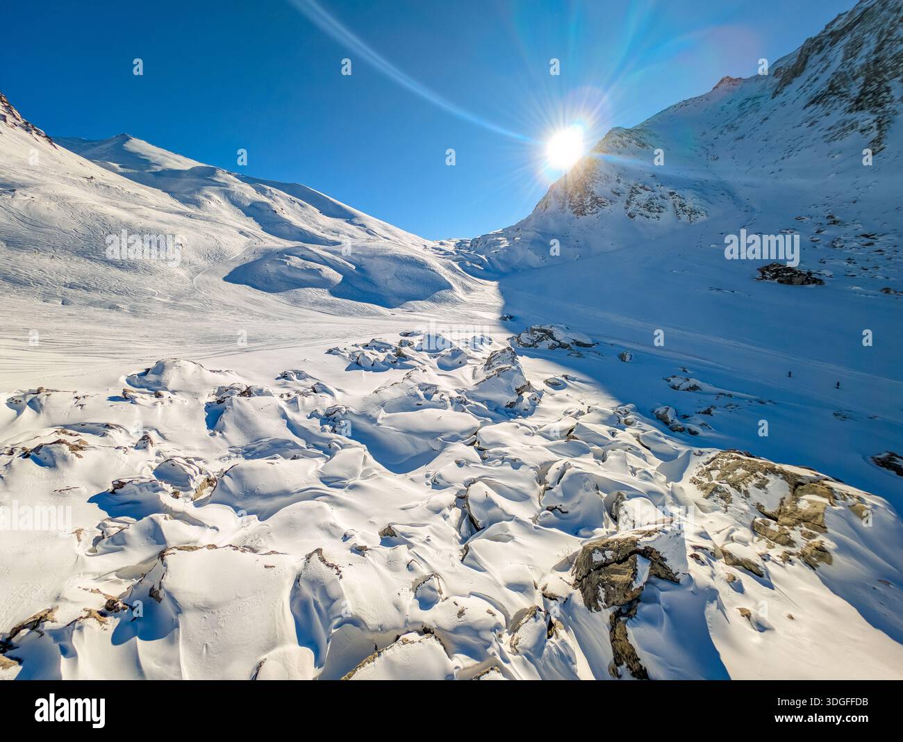 Drone aérien des pistes de ski de Valfrejus et panorama de montagne hivernal Banque D'Images
