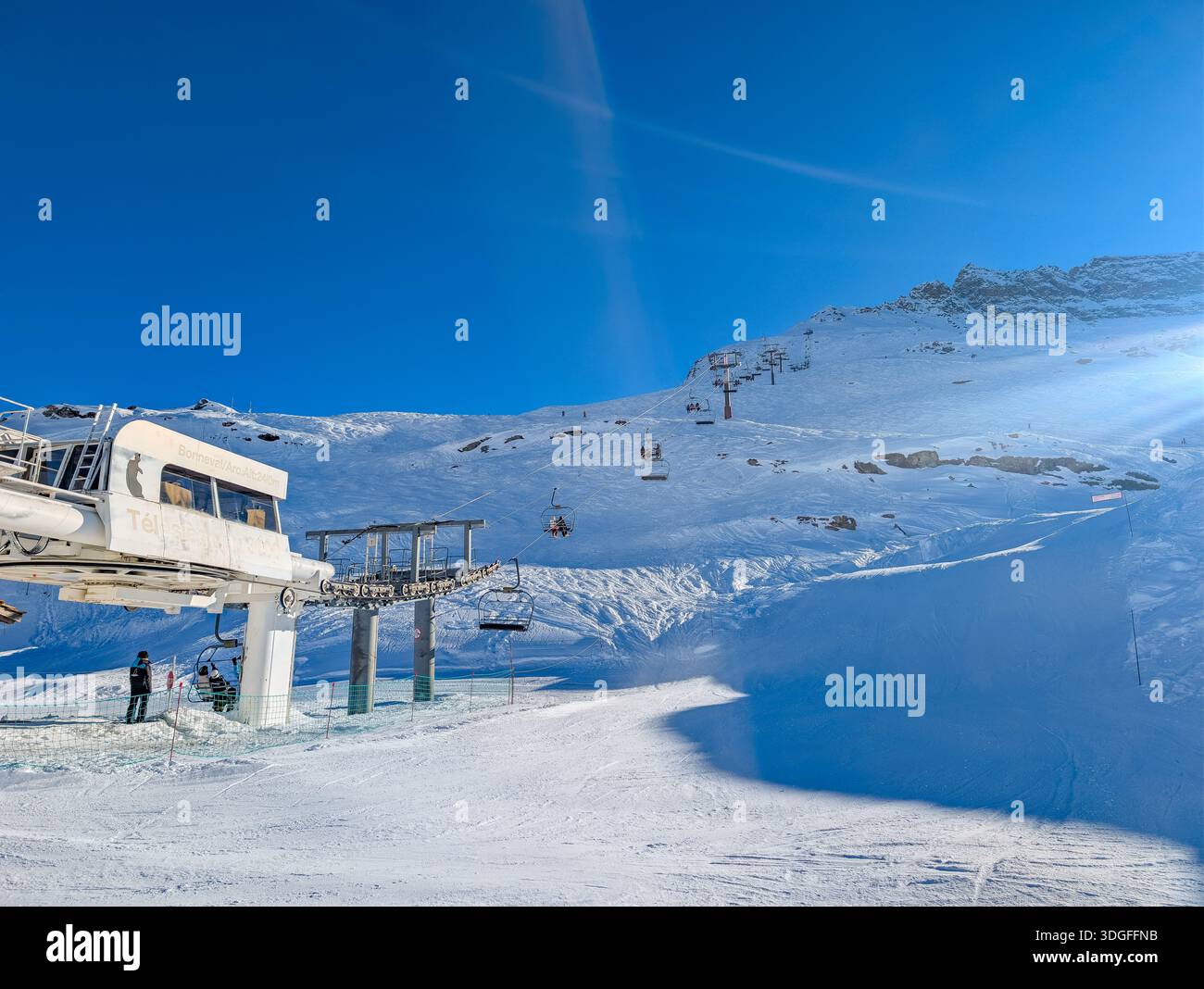 Vue aérienne drone des pistes de ski de Bonneval-sur-Arc et des paysages alpins hivernaux Banque D'Images