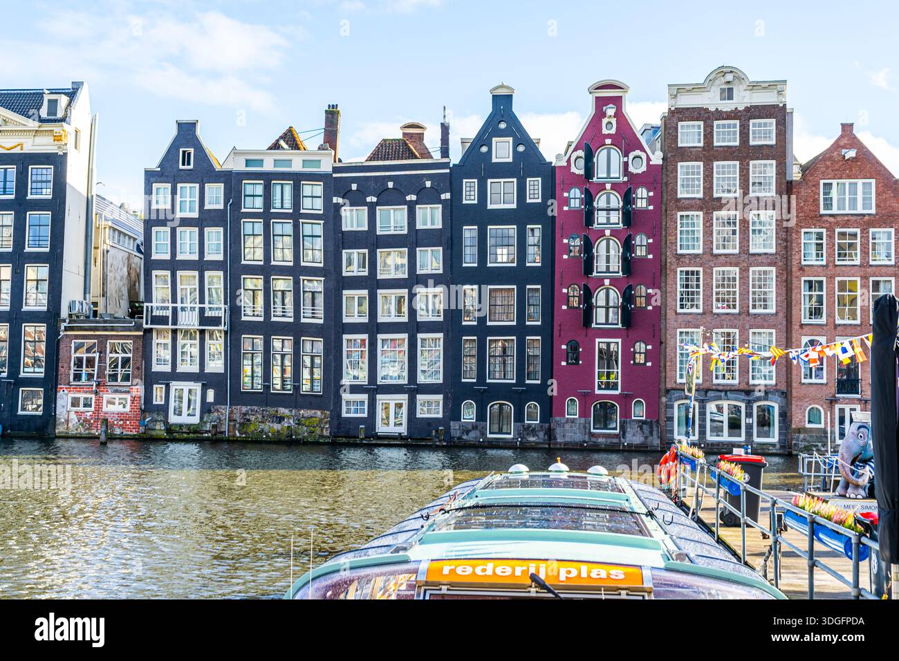 Promenade en bateau de croisière dans le port de Rederij Plas le long du canal d'Amsterdam devant de vieilles maisons colorées. Amsterdam, pays-Bas - 27 octobre 2025 Banque D'Images
