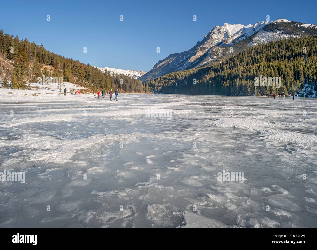 Des personnes non identifiables marchent sur le lac gelé Two Jack dans le parc national Banff, Alberta, Canada Banque D'Images