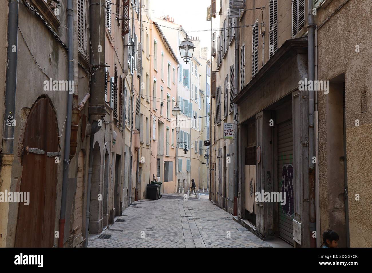 Rue typique dans la vieille ville, ville de Toulon, département du Var, France Banque D'Images