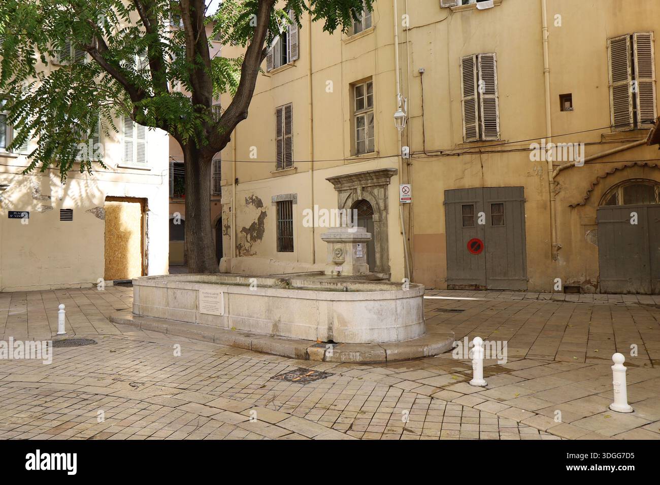 Rue typique dans la vieille ville, ville de Toulon, département du Var, France Banque D'Images