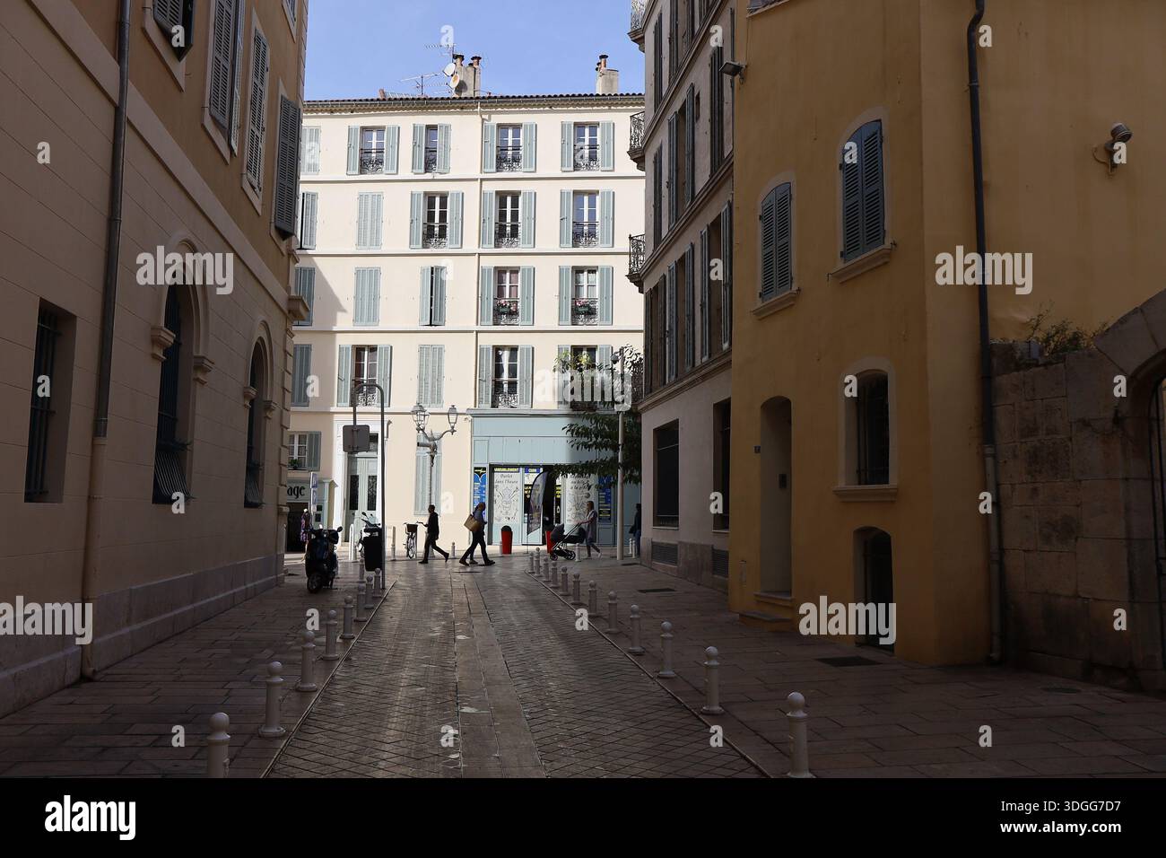 Rue typique dans la vieille ville, ville de Toulon, département du Var, France Banque D'Images