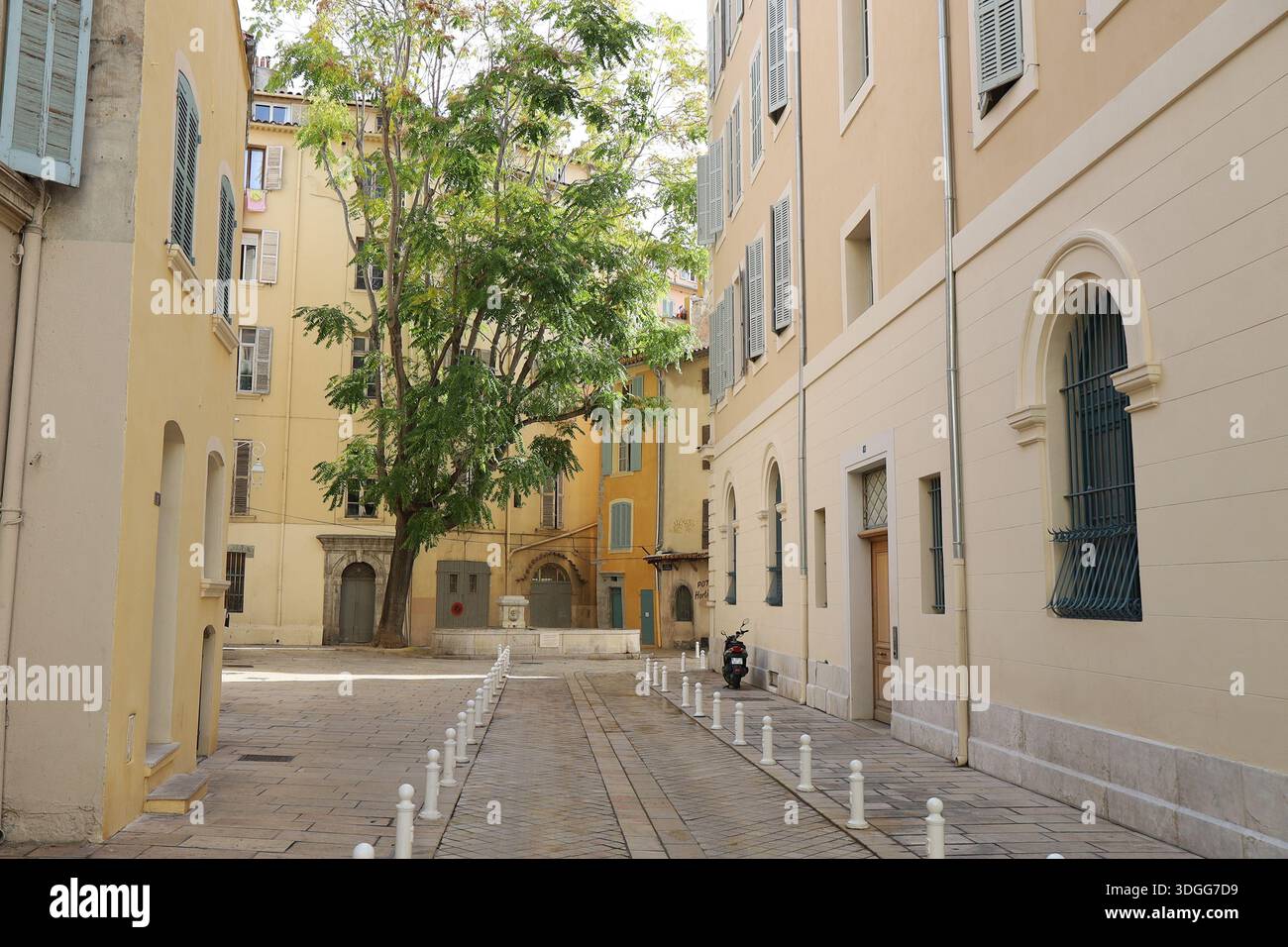 Rue typique dans la vieille ville, ville de Toulon, département du Var, France Banque D'Images