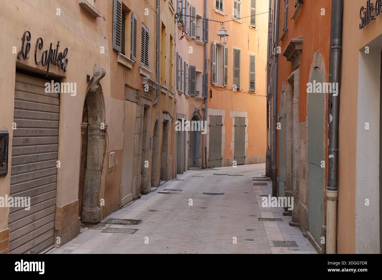 Rue typique dans la vieille ville, ville de Toulon, département du Var, France Banque D'Images