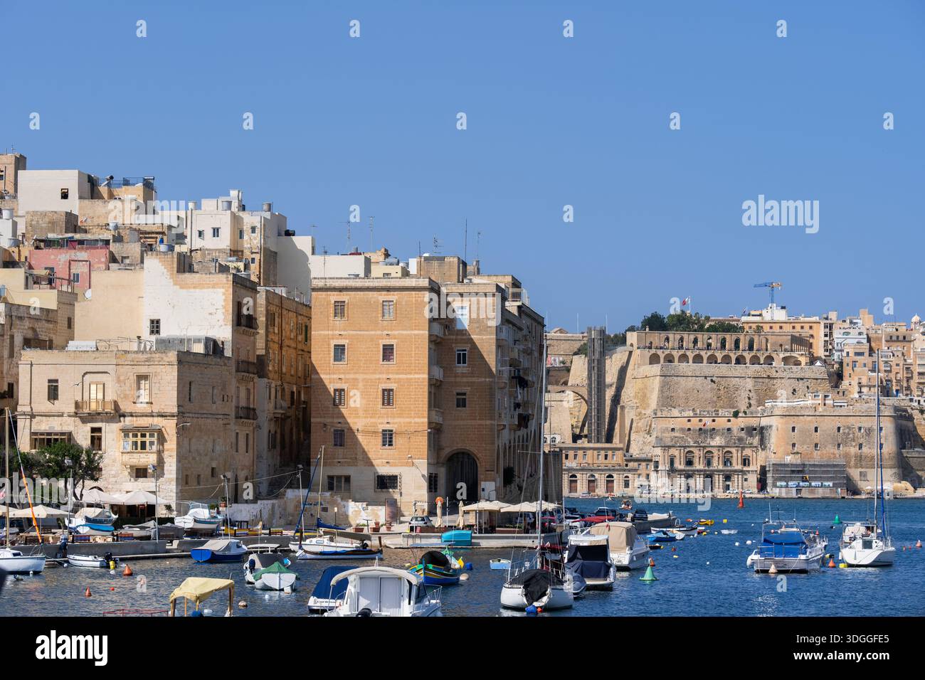 Villes de Senglea et de la Valette (Upper Barrakka Gardens, Fort Lascaris) à Malte, bateaux dans le Grand Port. Banque D'Images