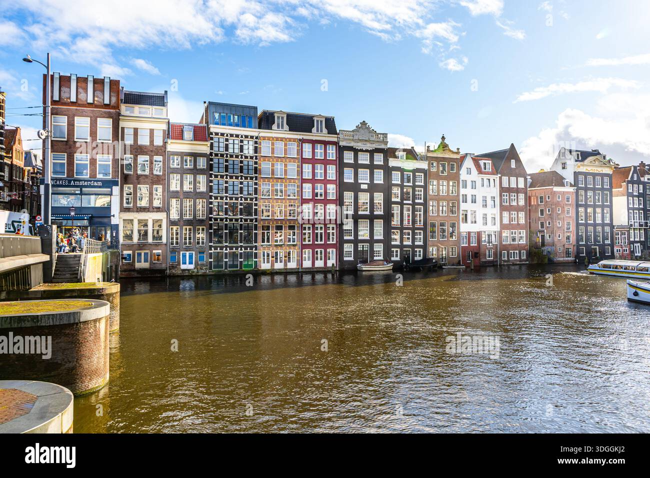Rederij Plas rue canal eau d'Amsterdam vieilles maisons colorées bâtiment architecture. Amsterdam, pays-Bas - 27 octobre 2025 Banque D'Images