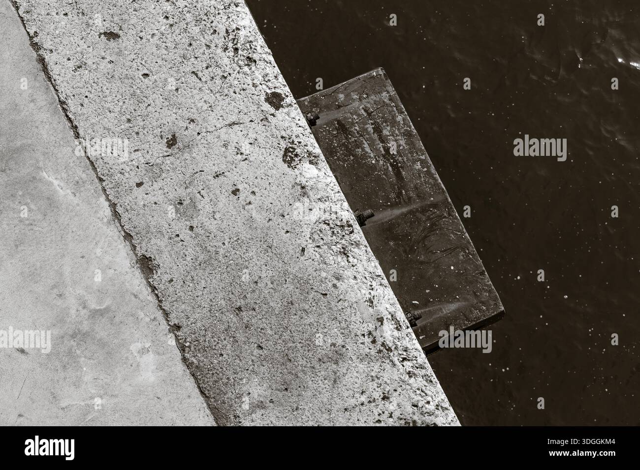 Une photographie minimaliste et abstraite en noir et blanc de détails architecturaux. La composition graphique présente les textures contrastées d'un co rugueux Banque D'Images
