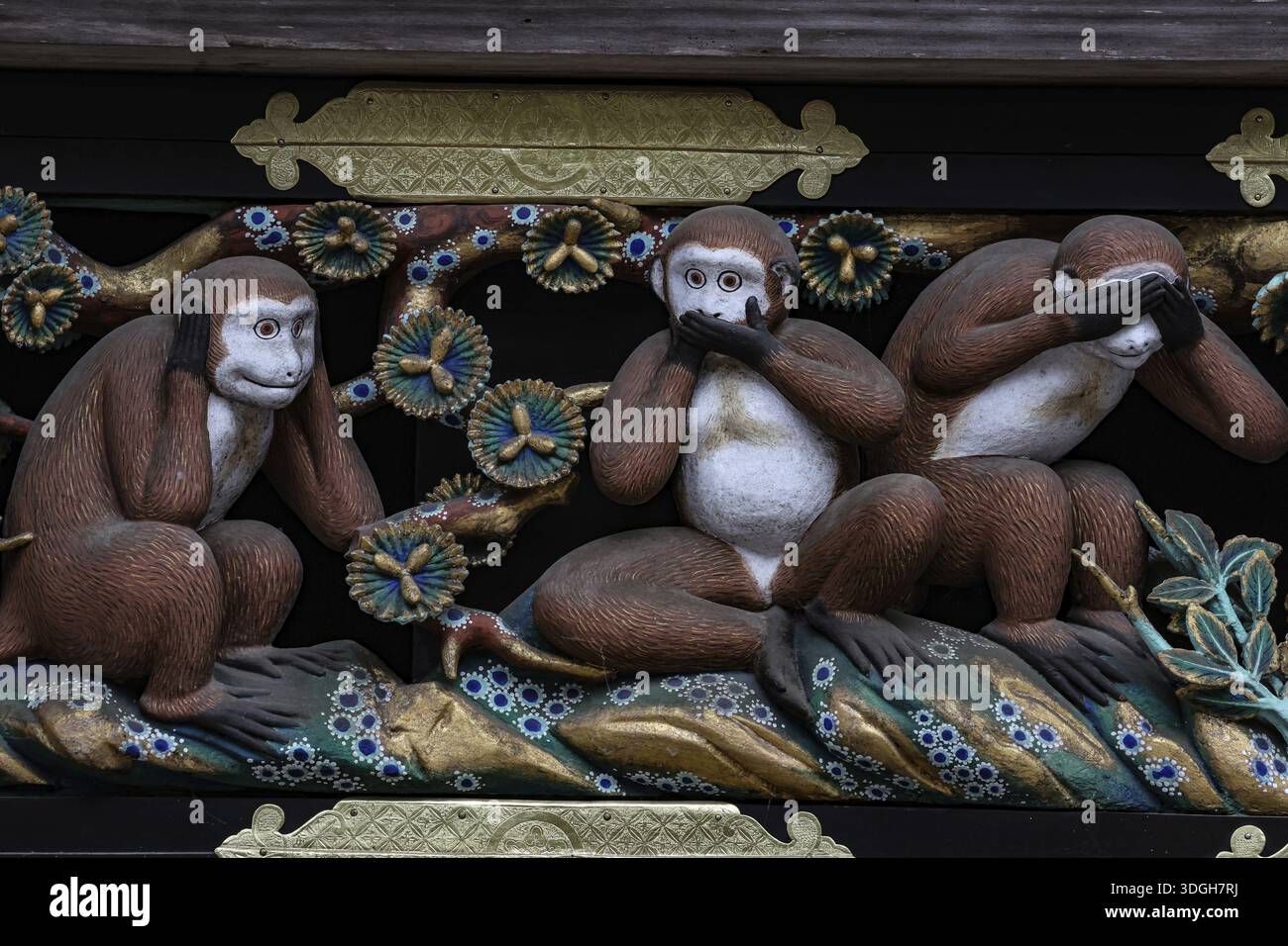Les trois singes sages, connus sous le nom de Sanzaru, sont représentés en relief au sanctuaire de Nikko, au Japon Banque D'Images