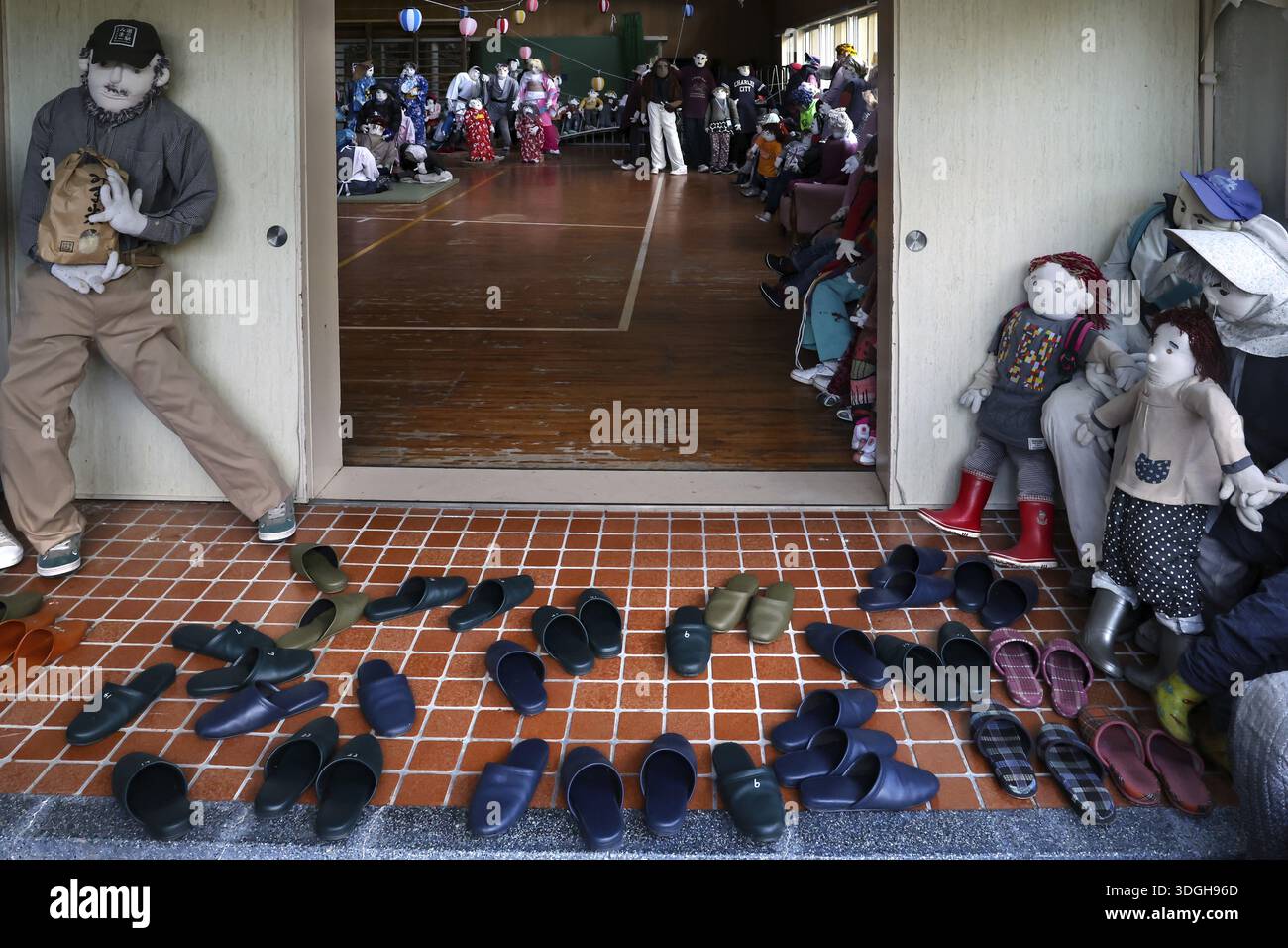 Entrée dans un hall avec des poupées de chiffon et des chaussures doublées, Nagoroshimo, Japon Banque D'Images