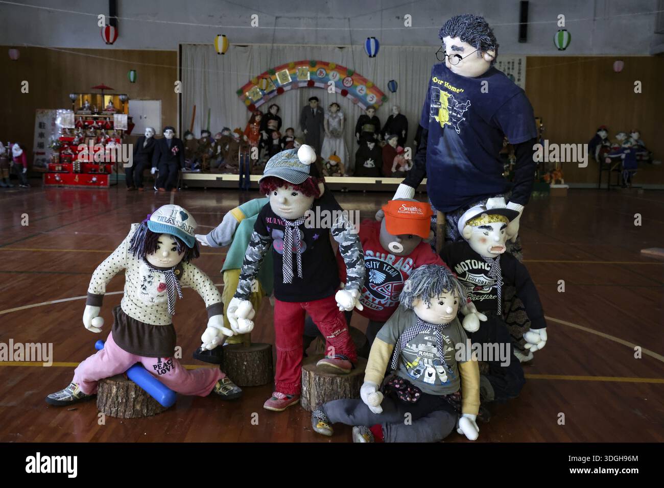 Groupe de poupées de chiffon dans une salle de réunion à Nagoroshimo, Nagoroshimo, Japon Banque D'Images