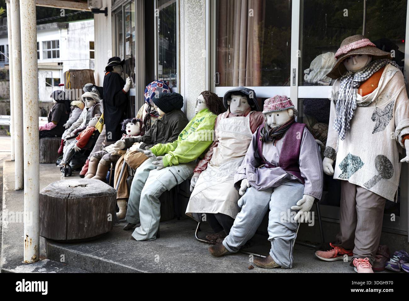 Les Ragdolls sont assis devant un bâtiment à Nagoroshimo, Nagoroshimo, Japon Banque D'Images