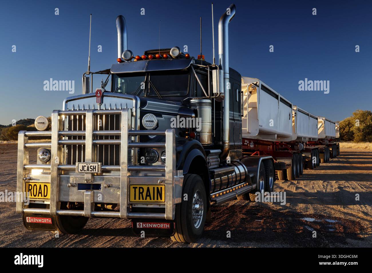 Grand train routier sur Stuart Highway sous ciel dégagé, zéro Banque D'Images