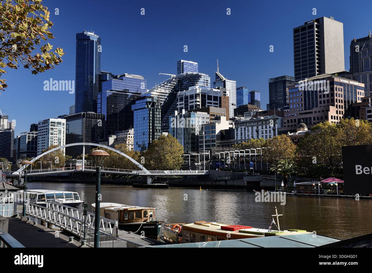 Horizon de Melbourne pendant la journée avec vue sur la rivière Yarra et Sandridge Bridge, Melbourne, Victoria, Australie Banque D'Images