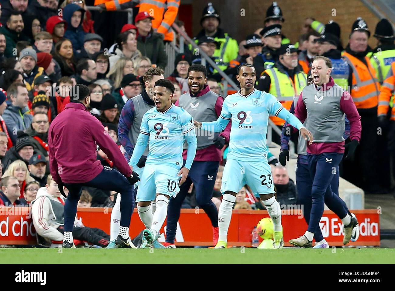 Liverpool, Royaume-Uni. 17 janvier 2026. Marcus Edwards de Burnley (10 ans) célèbre avec ses coéquipiers après avoir marqué le 1er but de ses équipes. Premier League match, Liverpool v Burnley à Anfield à Liverpool le samedi 17 janvier 2026. Cette image ne peut être utilisée qu'à des fins éditoriales. Usage éditorial exclusif. photo par Chris Stading/Andrew Orchard photographie sportive/Alamy Live News crédit : Andrew Orchard photographie sportive/Alamy Live News Banque D'Images