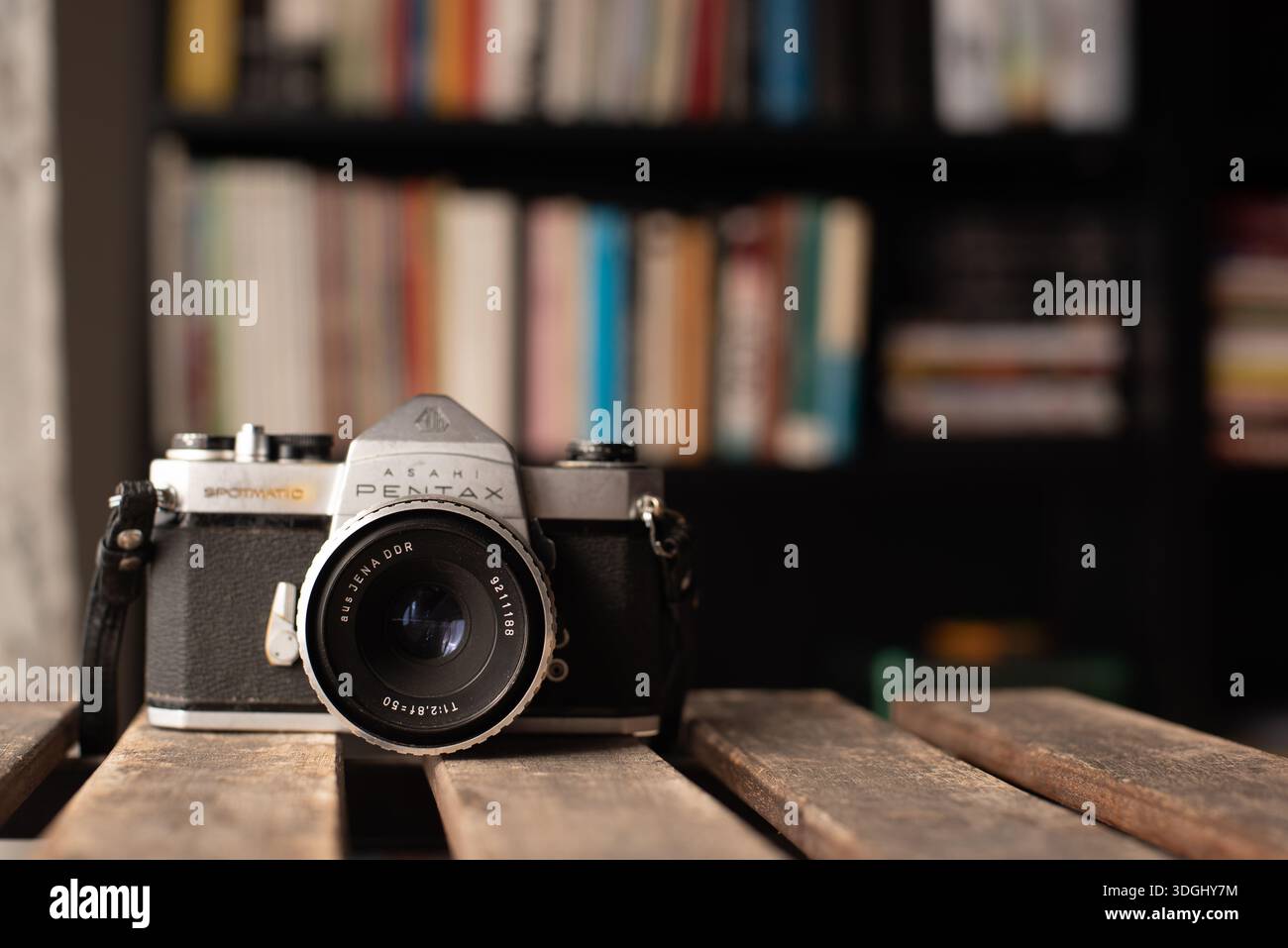 Barcelone, Catalogne, Espagne : 15 janvier 2026. Le Pentax Spotmatic est un appareil photo reflex 35 mm fabriqué par Asahi entre 1964 et 1976. Banque D'Images