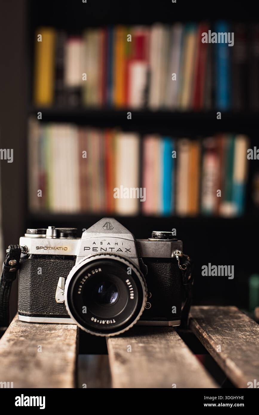 Barcelone, Catalogne, Espagne : 15 janvier 2026. Le Pentax Spotmatic est un appareil photo reflex 35 mm fabriqué par Asahi entre 1964 et 1976. Banque D'Images