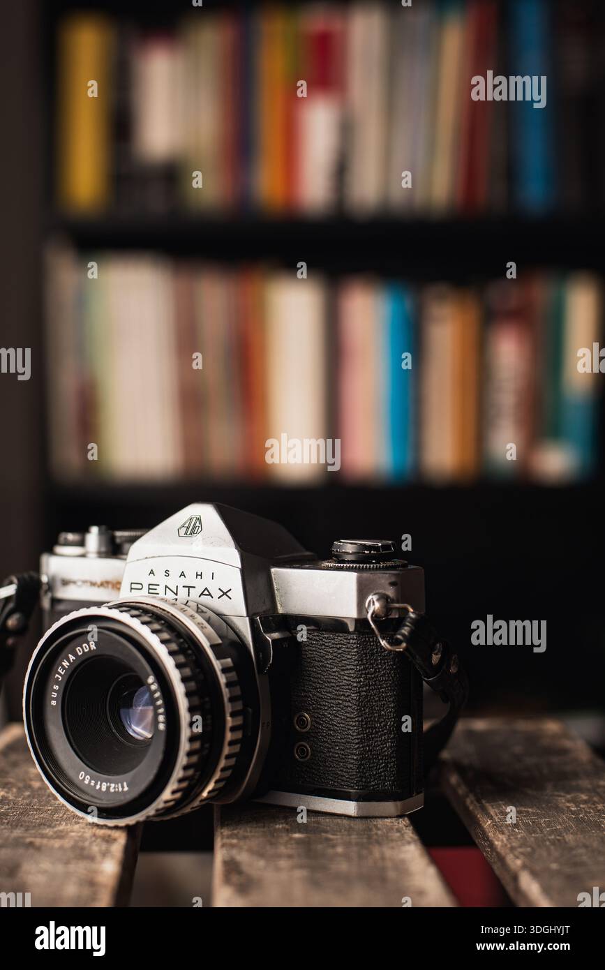 Barcelone, Catalogne, Espagne : 15 janvier 2026. Le Pentax Spotmatic est un appareil photo reflex 35 mm fabriqué par Asahi entre 1964 et 1976. Banque D'Images