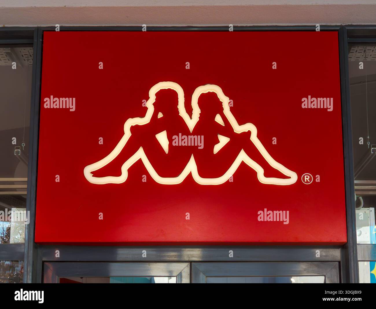 Enseigne et logo à l'entrée d'un magasin Kappa. Kappa est une marque italienne spécialisée dans les vêtements de sport et les articles de sport Banque D'Images