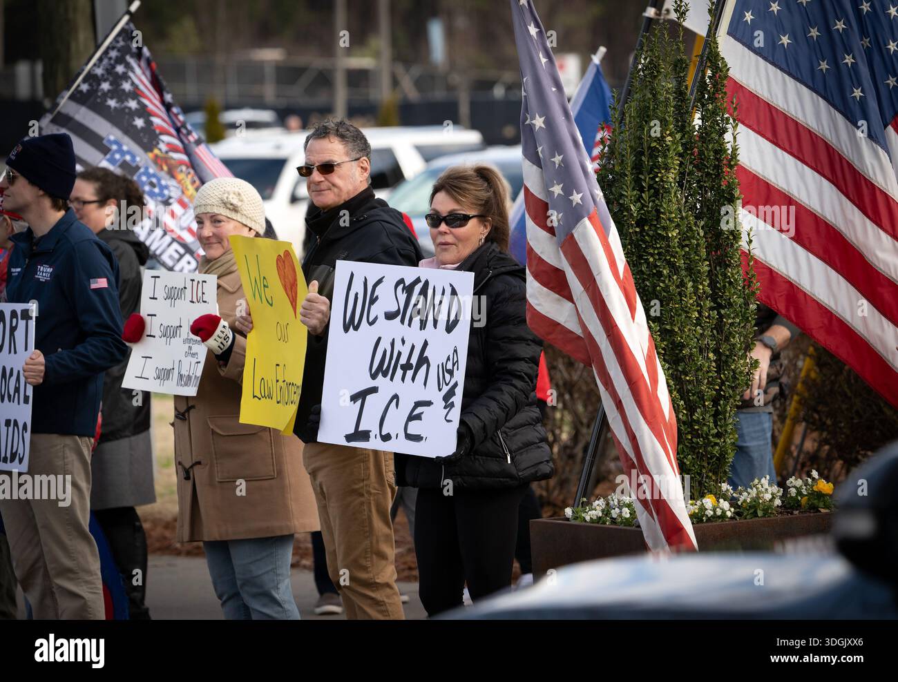 Woodstock, Géorgie, États-Unis. 17 janvier 2026. Les partisans du président Trump et des opérations ICE se rassemblent dans une rue du centre-ville dans un quartier fortement républicain. (Crédit image : © Robin Rayne/ZUMA Press Wire) USAGE ÉDITORIAL SEULEMENT ! Non destiné à UN USAGE commercial ! Banque D'Images