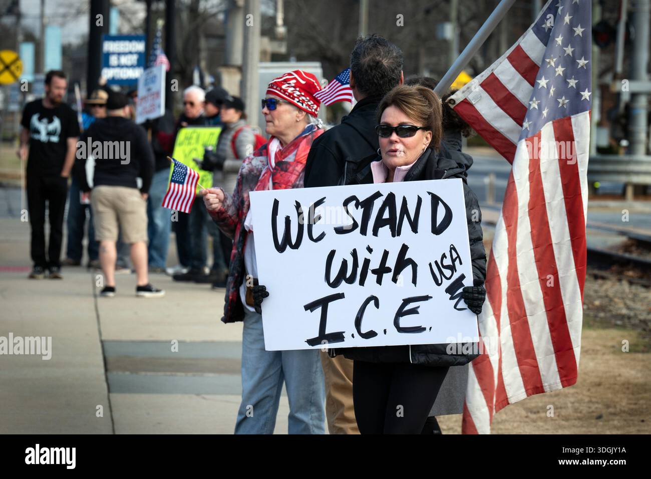 Woodstock, Géorgie, États-Unis. 17 janvier 2026. Les partisans du président Trump et des opérations ICE se rassemblent dans une rue du centre-ville dans un quartier fortement républicain. (Crédit image : © Robin Rayne/ZUMA Press Wire) USAGE ÉDITORIAL SEULEMENT ! Non destiné à UN USAGE commercial ! Banque D'Images