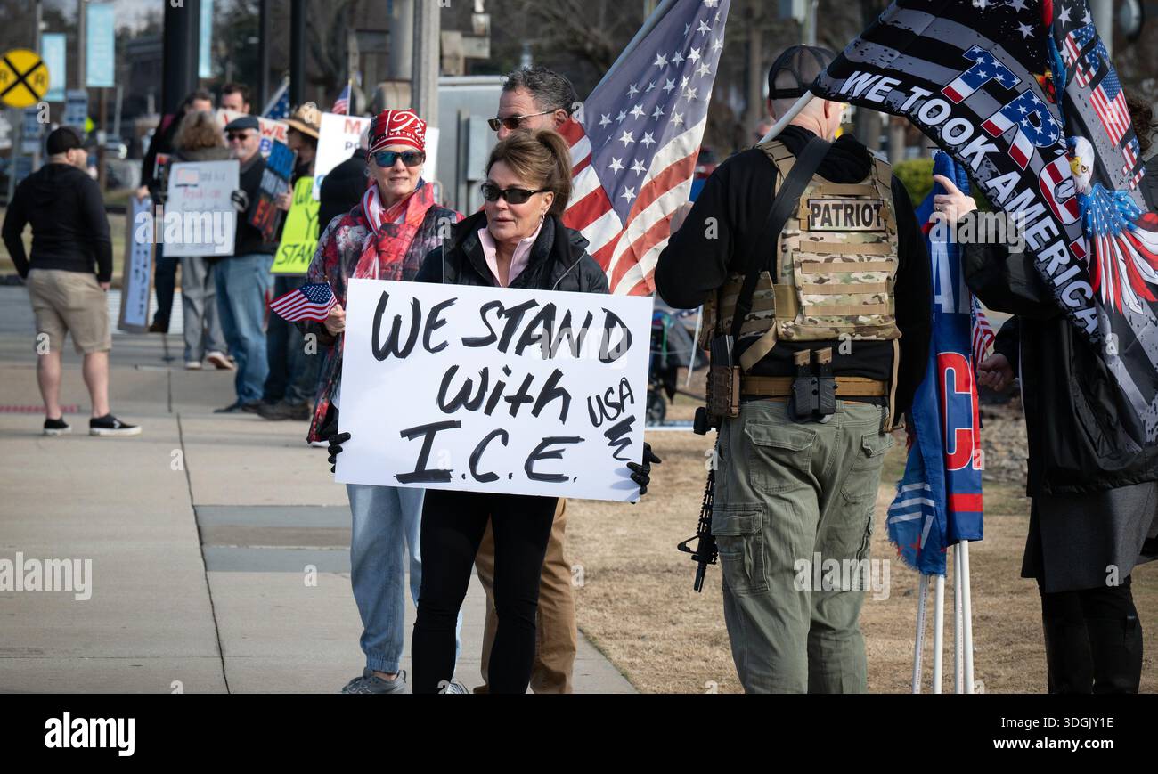 Woodstock, Géorgie, États-Unis. 17 janvier 2026. Les partisans du président Trump et des opérations ICE se rassemblent dans une rue du centre-ville dans un quartier fortement républicain. (Crédit image : © Robin Rayne/ZUMA Press Wire) USAGE ÉDITORIAL SEULEMENT ! Non destiné à UN USAGE commercial ! Banque D'Images