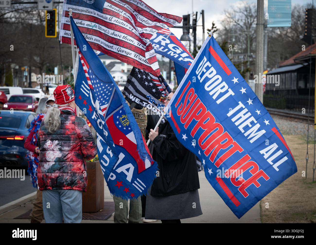 Woodstock, Géorgie, États-Unis. 17 janvier 2026. Les partisans du président Trump et des opérations ICE se rassemblent dans une rue du centre-ville dans un quartier fortement républicain. (Crédit image : © Robin Rayne/ZUMA Press Wire) USAGE ÉDITORIAL SEULEMENT ! Non destiné à UN USAGE commercial ! Banque D'Images