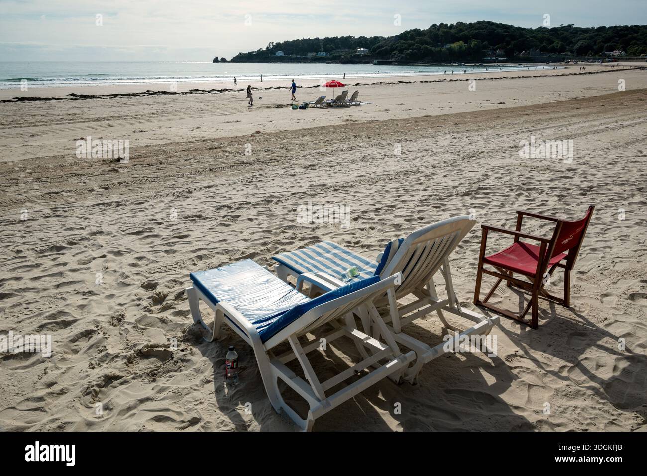 Chaise longue d'été vide à St Brelade Beach, Jersey Banque D'Images