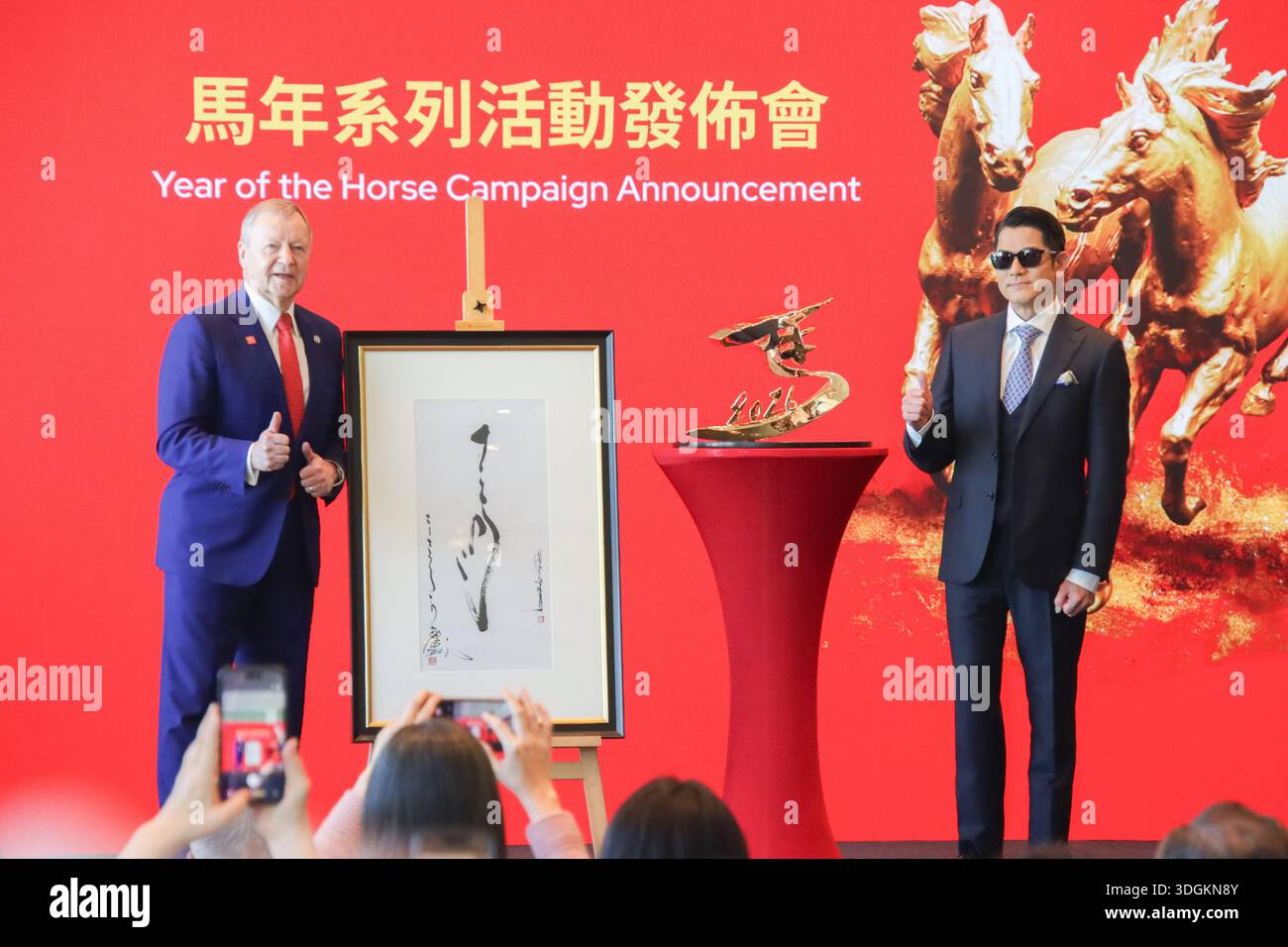 Winfried Engelbrecht-Bresges (à gauche), président-directeur général du Hong Kong Jockey Club et Aaron Kwok Fu-shing (à droite), chanteur, danseur et acteur de Hong Kong, posant pour une photo le 16 janvier 2026 à Hong Kong. (Photo de Gordon Choi/TMHK via Nexpher images) Banque D'Images
