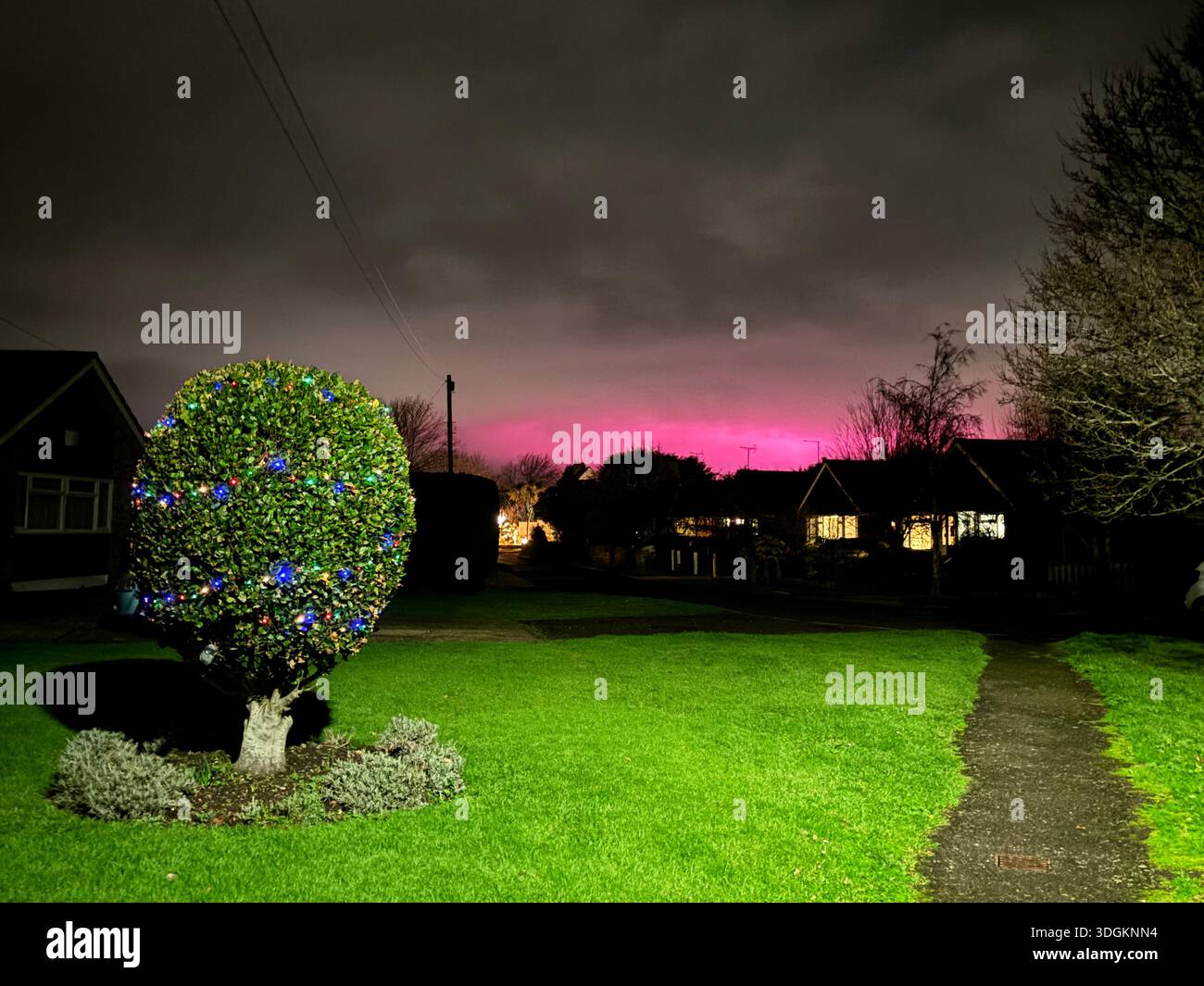 Ciel rose vif au-dessus d'Elmer, West Sussex - Image de stock capturée avec un smartphone