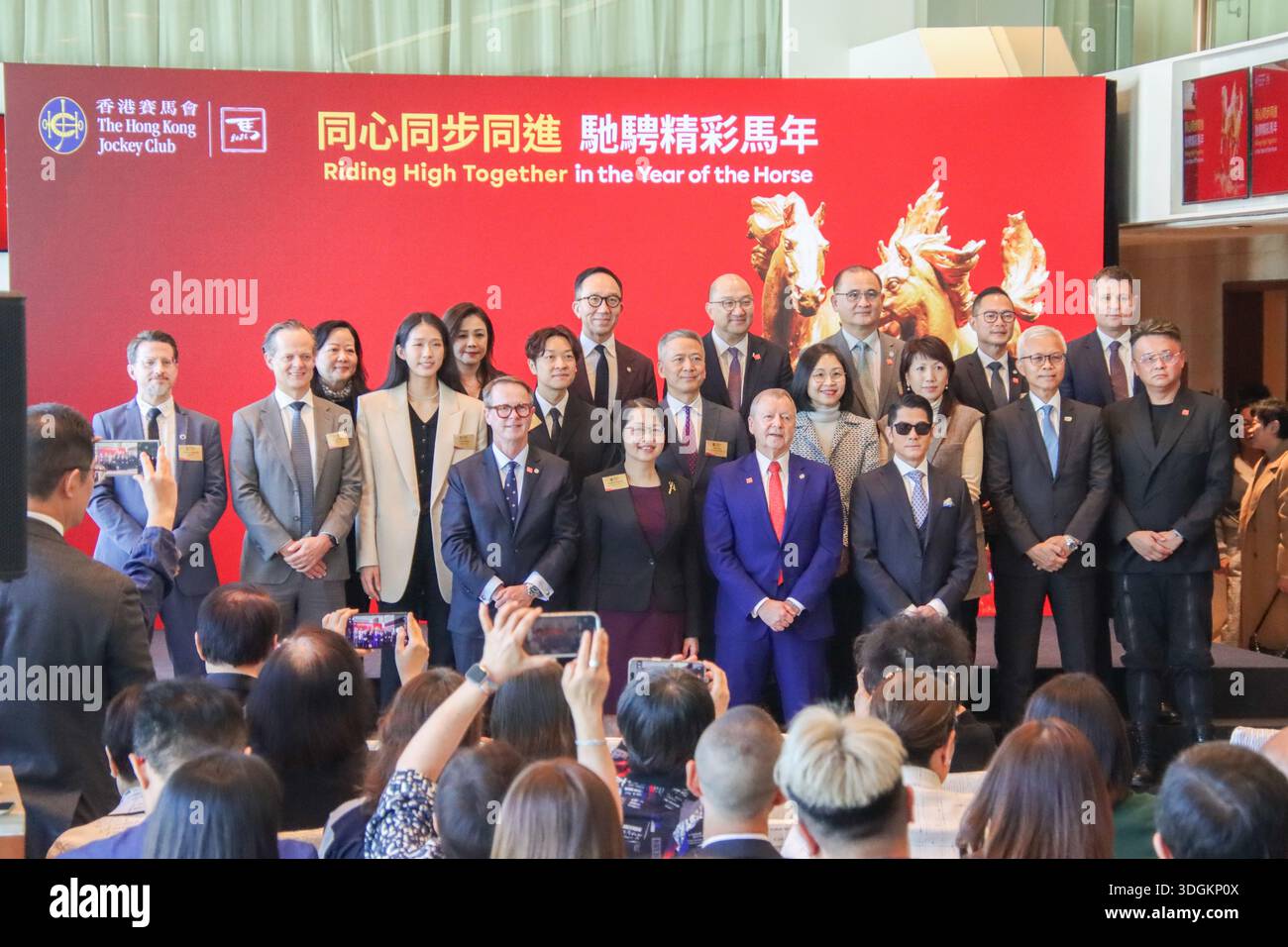 Winfried Engelbrecht-Bresges (première rangée, deuxième à droite), directrice générale du Hong Kong Jockey Club, Aaron Kwok Fu-shing (première rangée, première à droite), chanteuse, danseuse et actrice de Hong Kong, Angelina Cheung Fung Wing Ping (première rangée, deuxième à gauche), commissaire au tourisme et Vivian Kong Man-Wai (deuxième rangée, troisième à gauche), membre du Conseil législatif et autres invités officiels posant pour une photo le 16 janvier 2026 à Hong Kong. (Photo de Gordon Choi/TMHK via Nexpher images) Banque D'Images