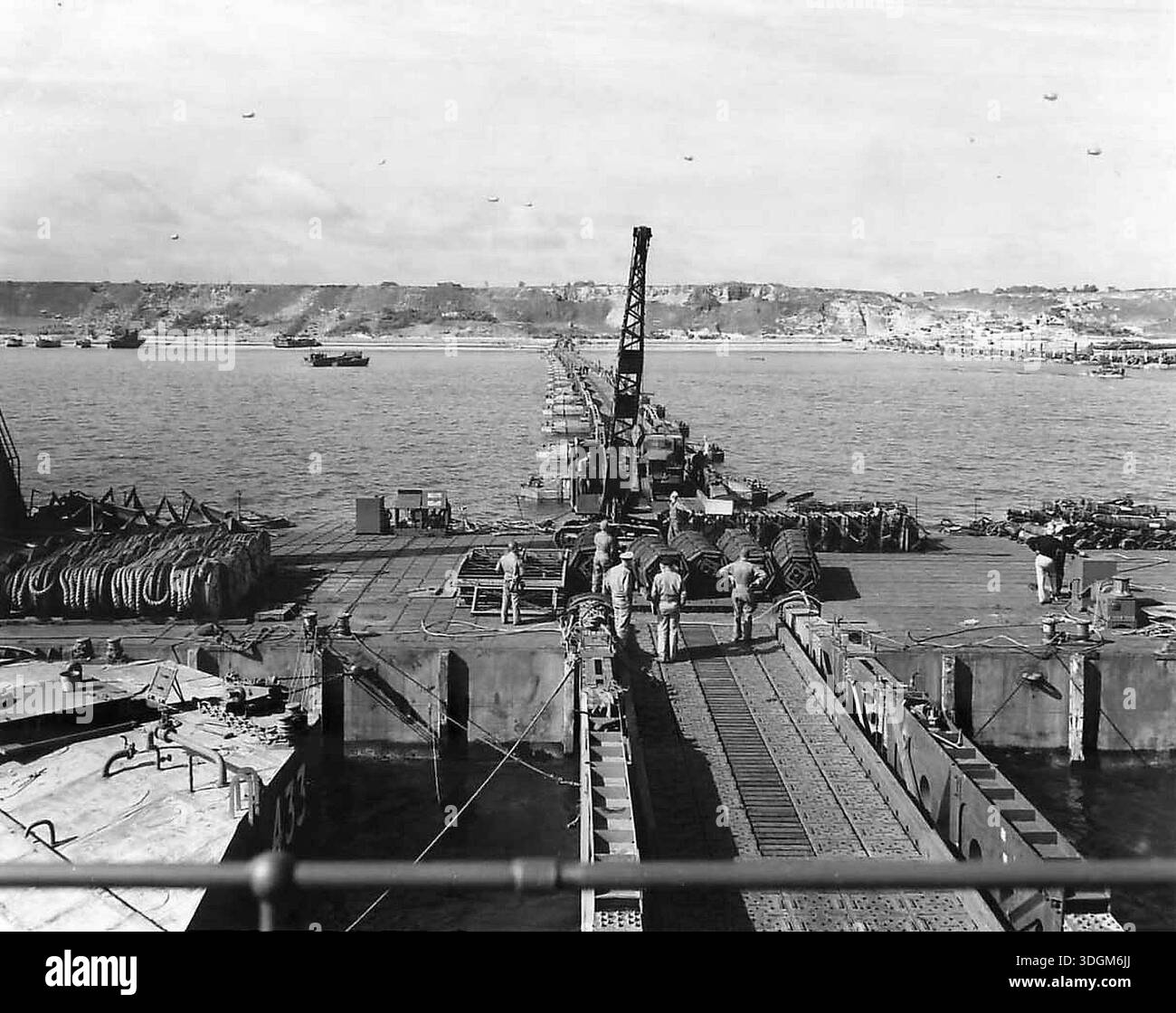 Vue vers Omaha Beach depuis un port de Mulberry. Le Mulberry était un énorme port flottant long d'un kilomètre et demi qui a été remorqué en position. Cette brillante idée a éliminé le besoin de capturer des villes portuaires fortement défendues comme Cherbourg. Le 6 juin 1944, une énorme force d'invasion Alllied impliquant 7000 navires et 140 000 hommes débarque avec succès sur les côtes françaises et établit cinq têtes de plage. Une campagne de tromperie réussie signifiait qu'une grande partie de la résistance allemande était à Calais et que les pertes étaient relativement peu nombreuses compte tenu de l'ampleur et des dangers de l'opération. Banque D'Images