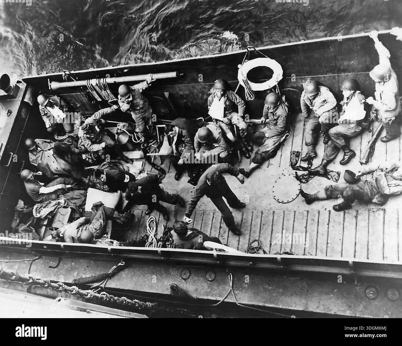 Soldats blessés évacués des plages le jour J. le 6 juin 1944, une énorme force d'invasion Alllied impliquant 7000 navires et 140 000 hommes débarqua avec succès sur les côtes françaises et établit cinq têtes de plage. Une campagne de tromperie réussie signifiait qu'une grande partie de la résistance allemande était à Calais et que les pertes étaient relativement peu nombreuses compte tenu de l'ampleur et des dangers de l'opération. Banque D'Images