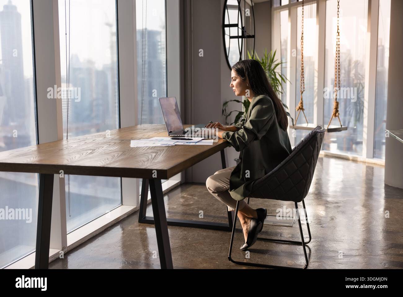 Focalisé jeune femme professionnelle hispanique travaillant dans un bureau confortable Banque D'Images