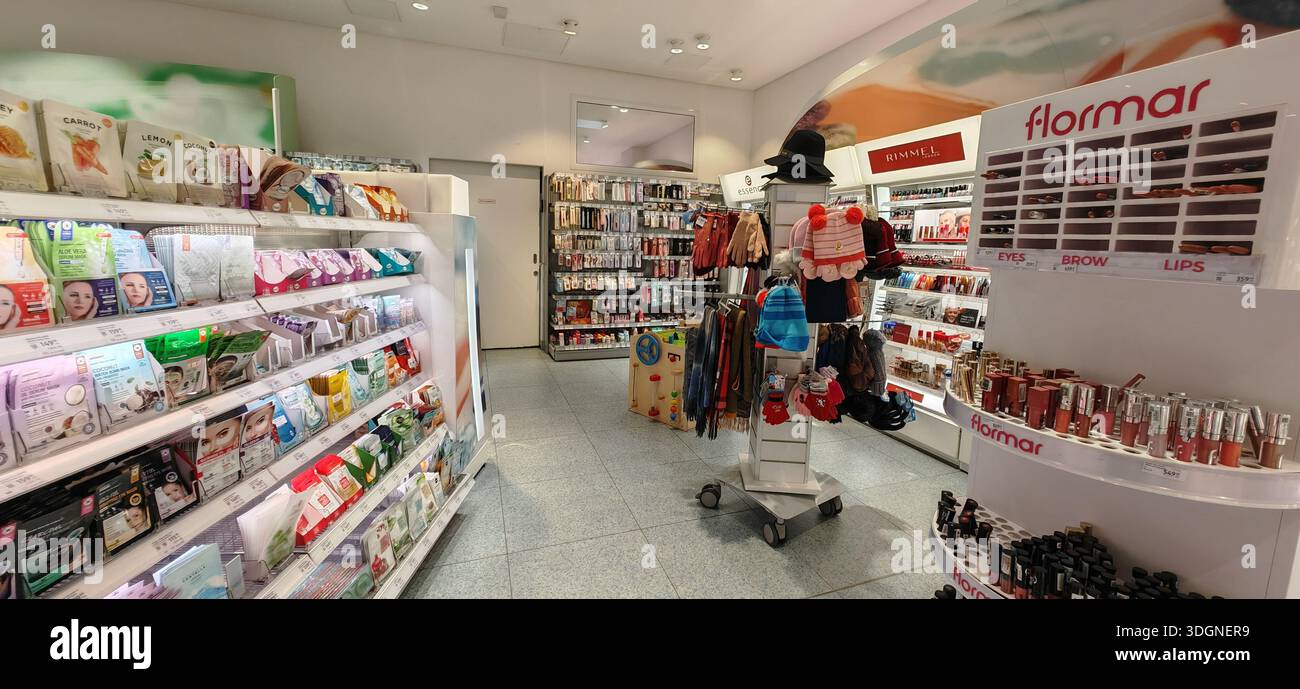 Flormar Rimmel yeux sourcils lèvres cosmétiques rayon Banque D'Images