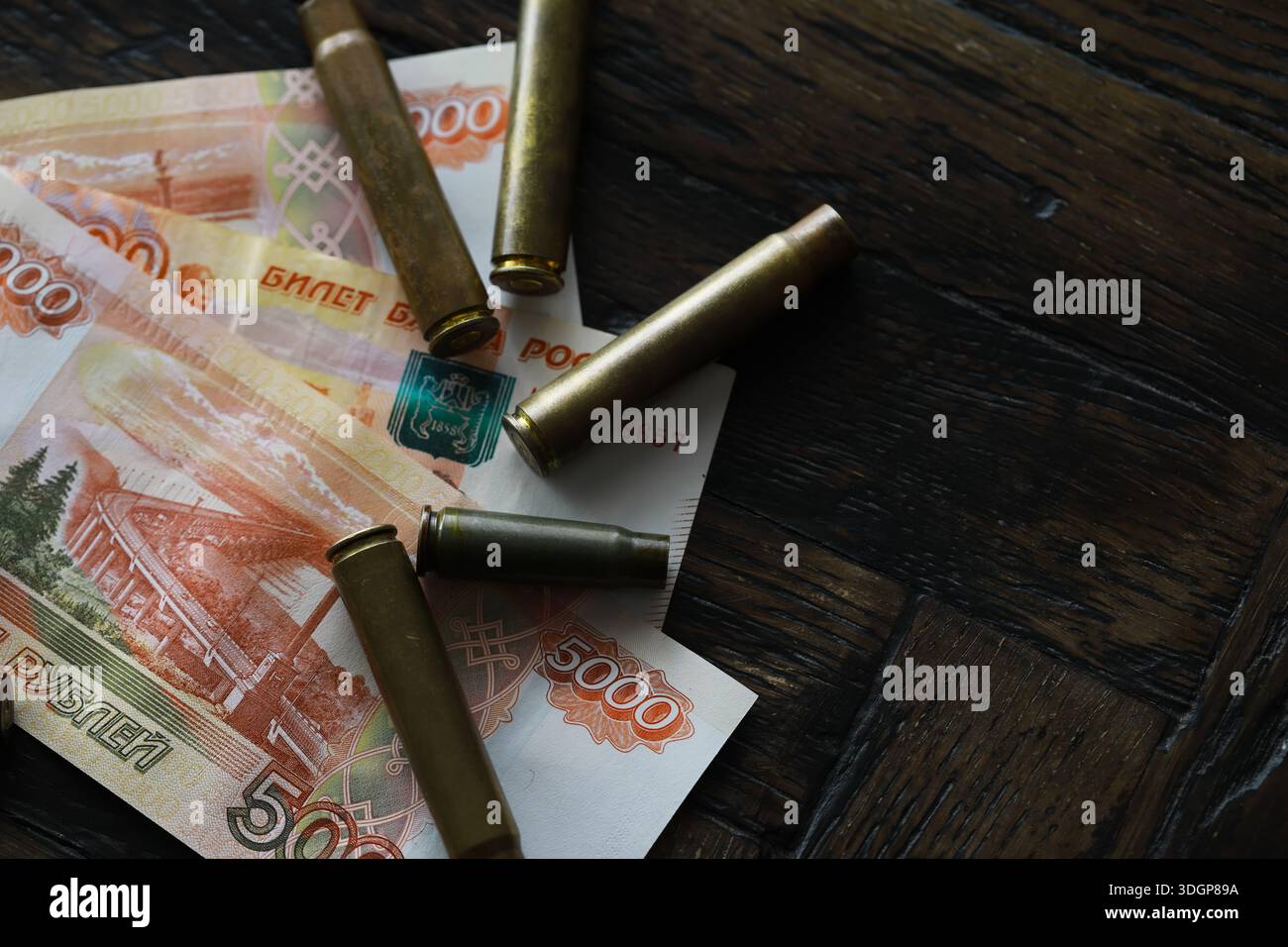 Les balles gisent sur le dessus de l'argent Banque D'Images