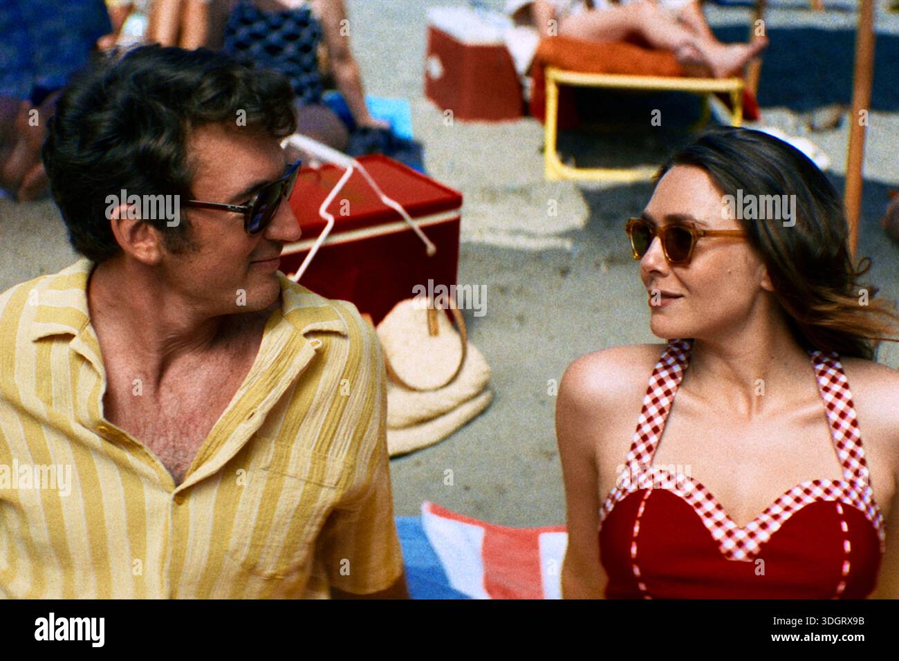 Eternity Miles Teller et Elizabeth Olsen Banque D'Images