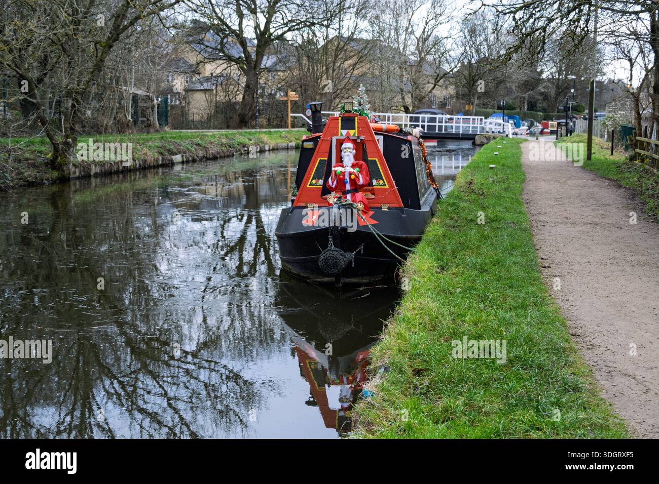 Décoration de Noël sur le bateau de canal dans les eaux gelées du canal de Leeds Liverpool à Skipton. Une ville de marché et une paroisse civile dans le North Yorkshire, Englan Banque D'Images