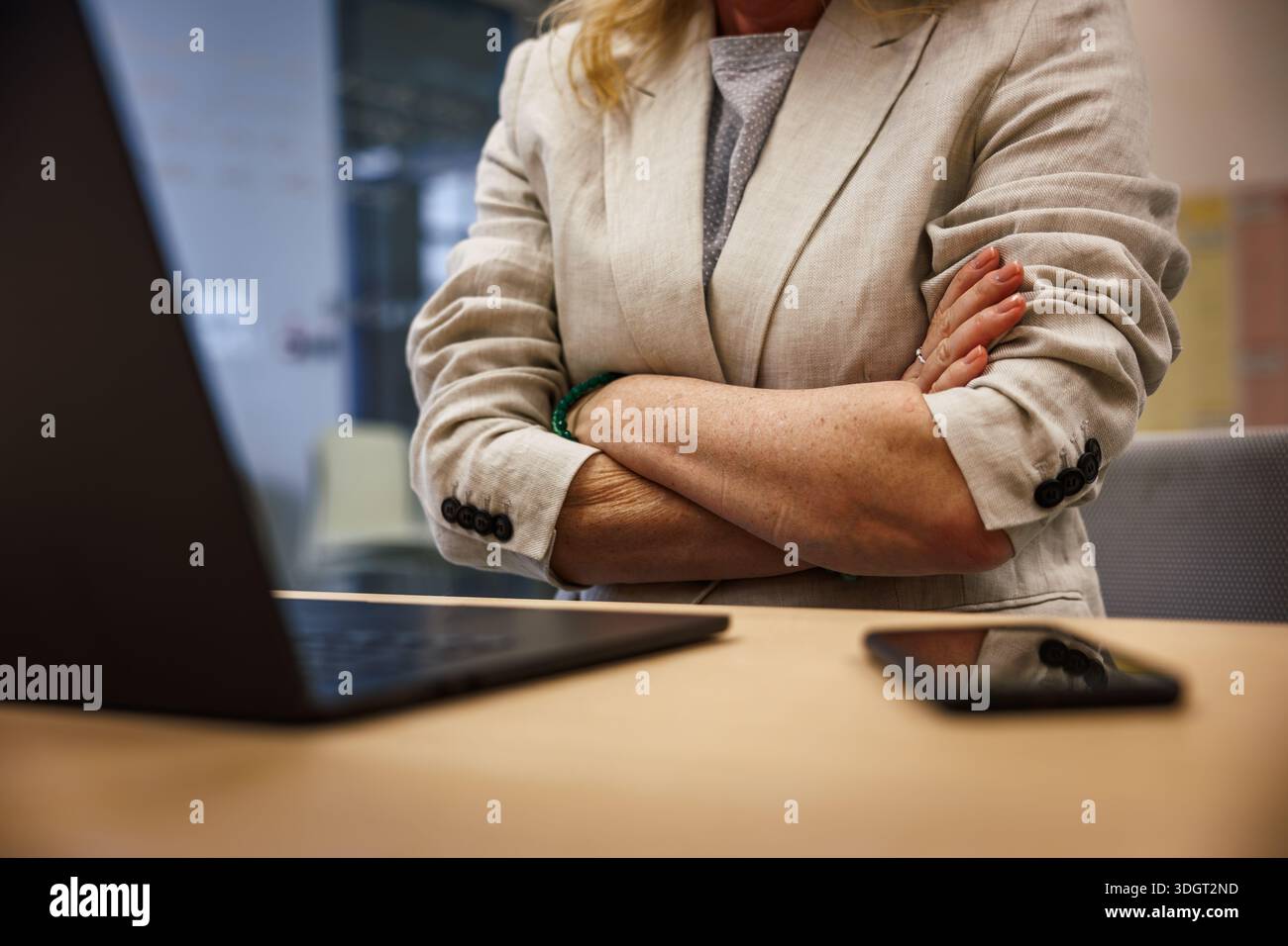 Femme d'affaires avec les bras croisés pendant la réunion en ligne dans le bureau. Désaccord, attitude critique et concept de prise de décision professionnelle Banque D'Images