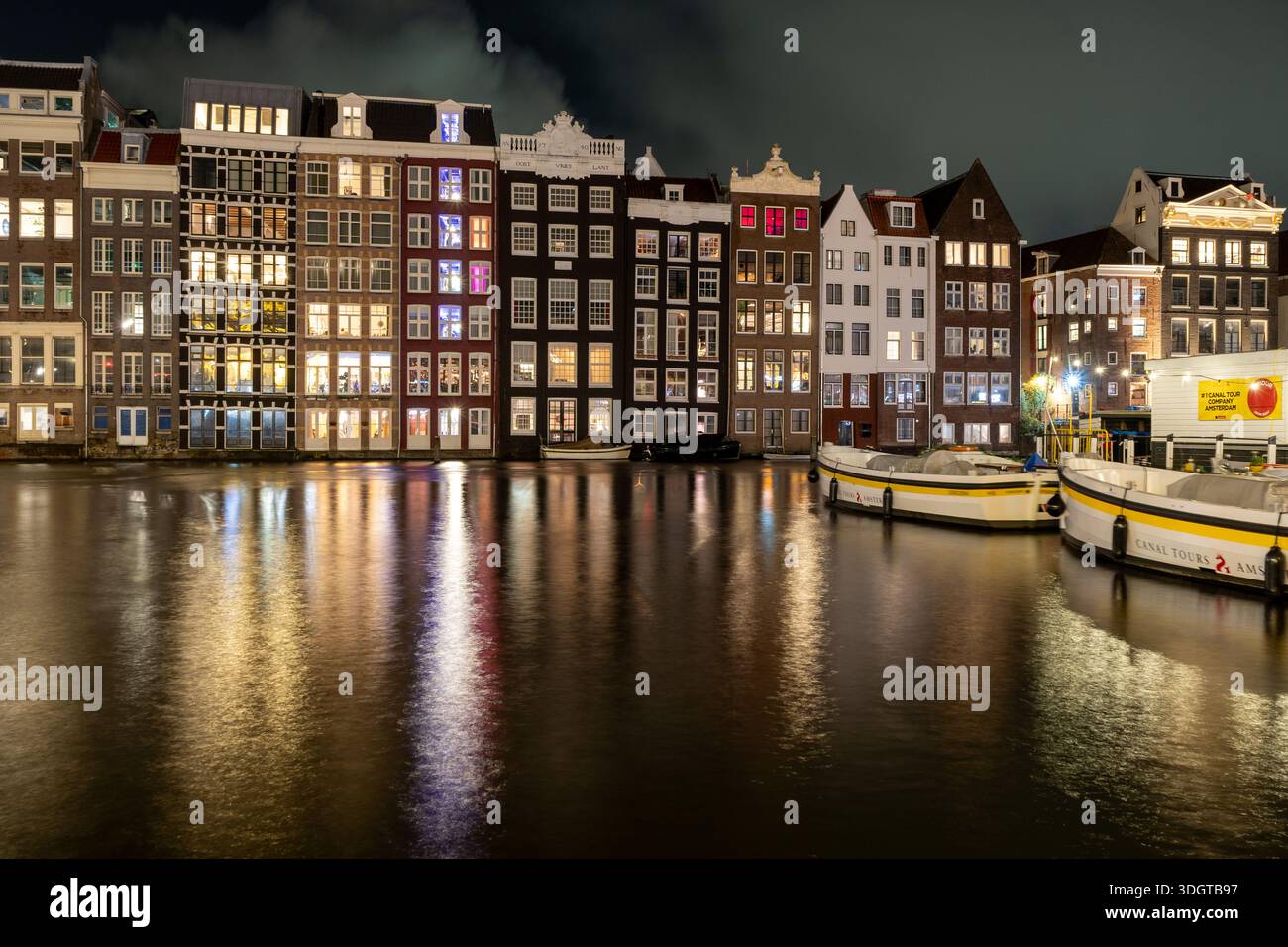 Maisons en rangée colorées le long de l'architecture de construction de rue Night Water canal à Amsterdam pays-Bas - 28 octobre 2025 Banque D'Images
