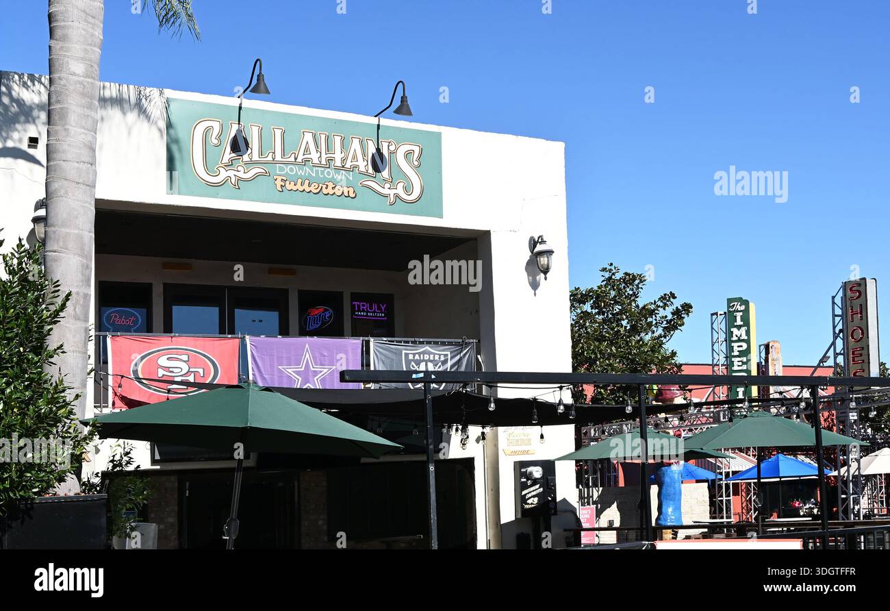 FULLERTON, CALIFORNIE - 16 Jan 2026 : Callahans dans le district de SOCO (Sud du Commonwealth), une zone d'entreprises, de restaurants et de salons dans le centre-ville de F. Banque D'Images
